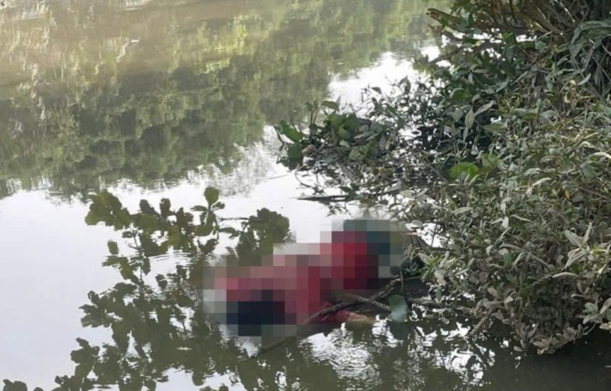 Ph&aacute;t hiện thi thể một thanh ni&ecirc;n trẻ tr&ocirc;i tr&ecirc;n s&ocirc;ng ở S&agrave;i G&ograve;n, d&ograve;ng chữ b&iacute; ẩn sau lưng &aacute;o g&acirc;y ch&uacute; &yacute;