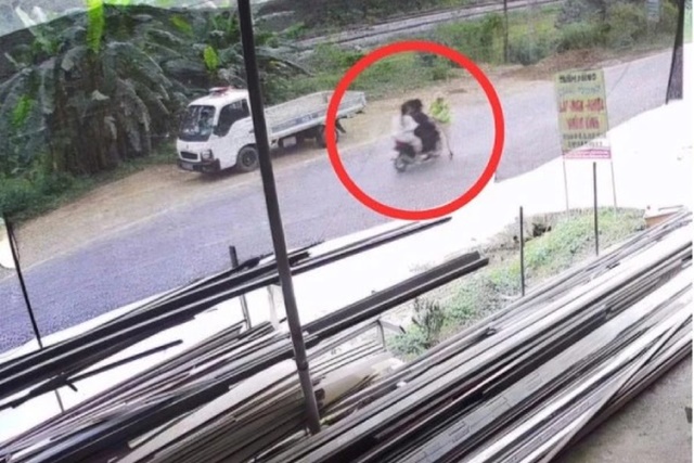 Cơ quan chức năng th&ocirc;ng tin n&oacute;ng về t&igrave;nh h&igrave;nh Thượng &uacute;y CSGT bị xe m&aacute;y kẹp 3 t&ocirc;ng văng ra lề đường