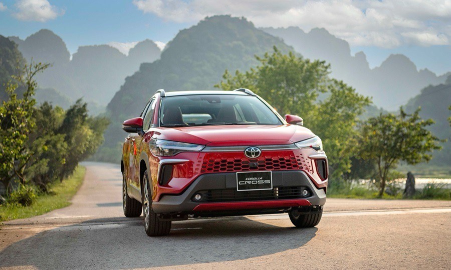 Nghịch l&yacute; gi&aacute; xe 2025: Toyota giảm s&acirc;u vẫn 'đắt', VinFast thắng thế nhờ gi&aacute; lăn b&aacute;nh v&agrave; c&ocirc;ng nghệ ảnh 1