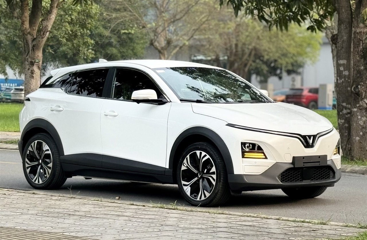 Nghịch l&yacute; gi&aacute; xe 2025: Toyota giảm s&acirc;u vẫn 'đắt', VinFast thắng thế nhờ gi&aacute; lăn b&aacute;nh v&agrave; c&ocirc;ng nghệ ảnh 2