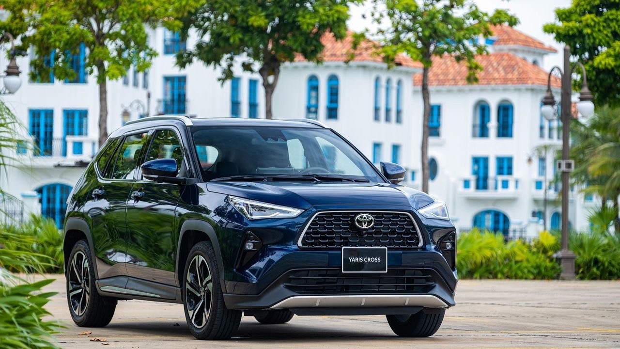 Nghịch l&yacute; gi&aacute; xe 2025: Toyota giảm s&acirc;u vẫn 'đắt', VinFast thắng thế nhờ gi&aacute; lăn b&aacute;nh v&agrave; c&ocirc;ng nghệ ảnh 3