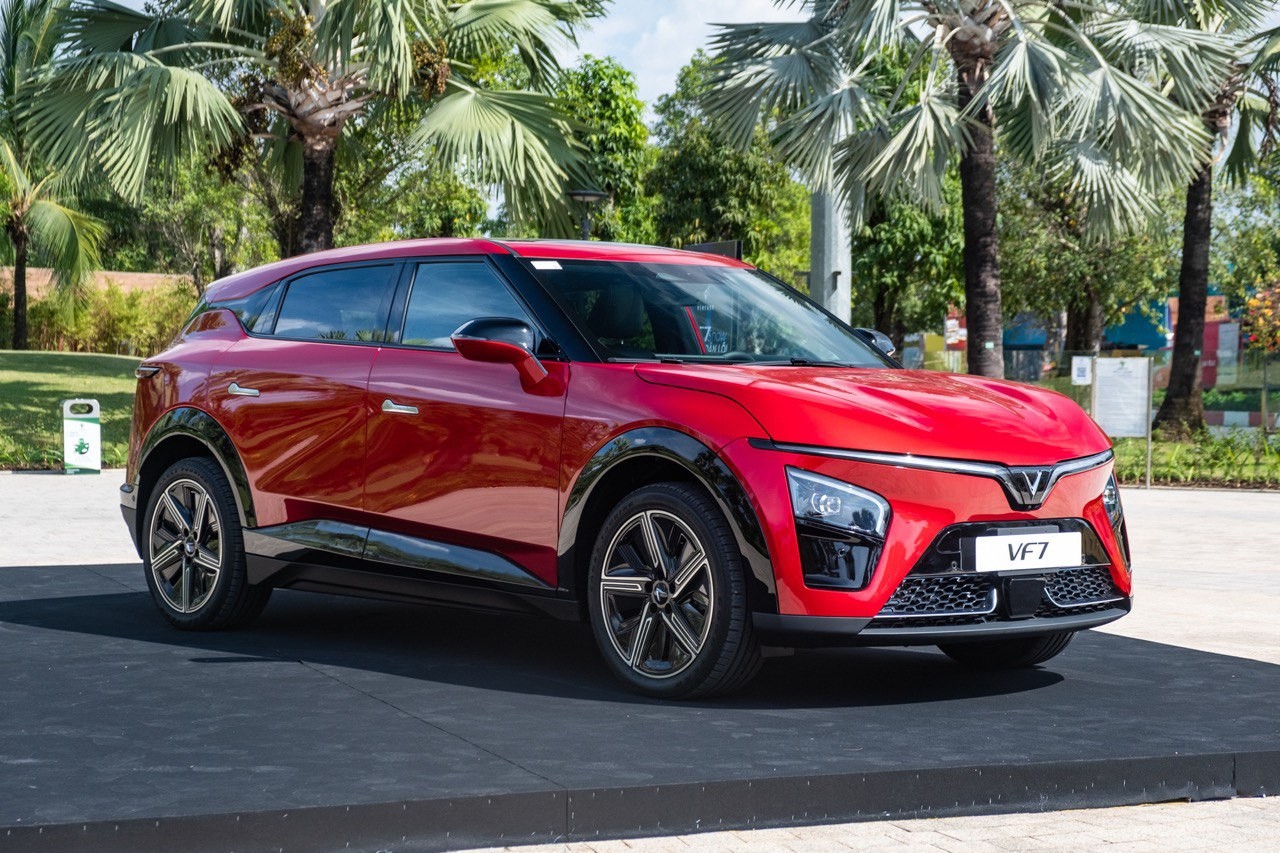 Nghịch l&yacute; gi&aacute; xe 2025: Toyota giảm s&acirc;u vẫn 'đắt', VinFast thắng thế nhờ gi&aacute; lăn b&aacute;nh v&agrave; c&ocirc;ng nghệ ảnh 4