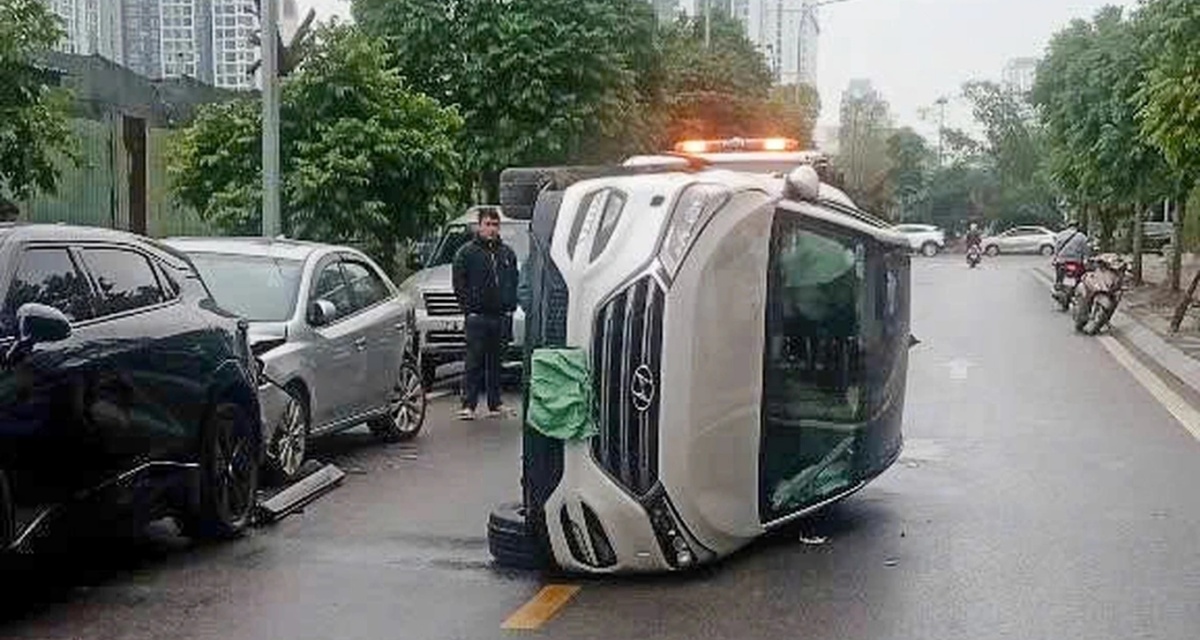 Nữ t&agrave;i xế l&aacute;i Tucson g&acirc;y va chạm li&ecirc;n ho&agrave;n khiến &ocirc; t&ocirc; lật nghi&ecirc;ng ở H&agrave; Nội: C&aacute;ch xử l&yacute; kh&ocirc;ng ngờ của c&aacute;c b&ecirc;n li&ecirc;n quan?