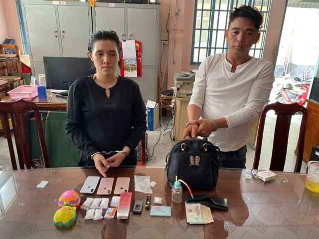 C&ocirc;ng an bắt quả tang đ&ocirc;i nam nữ c&oacute; h&agrave;nh vi &lsquo;mờ &aacute;m&rsquo;, tiến h&agrave;nh kiểm tra th&igrave; ph&aacute;t hiện chấn động