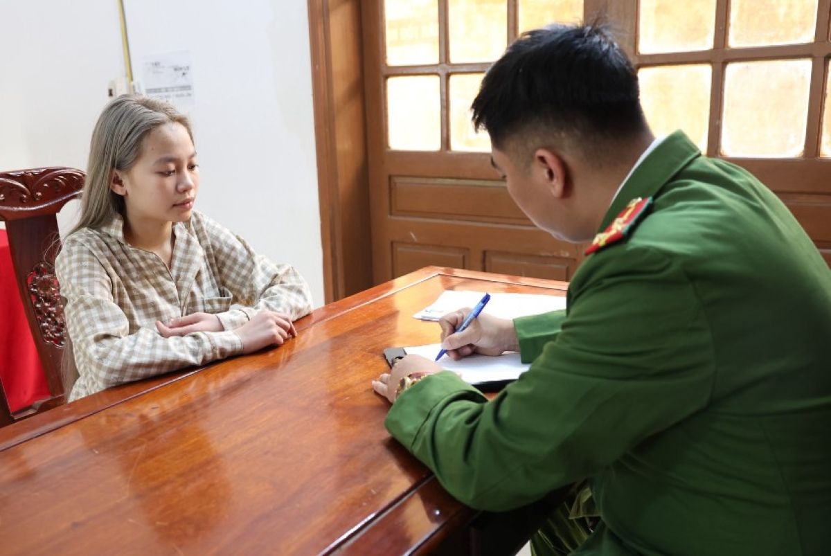 \'T&uacute; b&agrave;\' dụ dỗ 2 b&eacute; g&aacute;i v&ugrave;ng cao l&ecirc;n th&agrave;nh phố l&agrave;m c&ocirc;ng nh&acirc;n rồi \'giở mặt\' b&aacute;n v&agrave;o qu&aacute;n karaoke