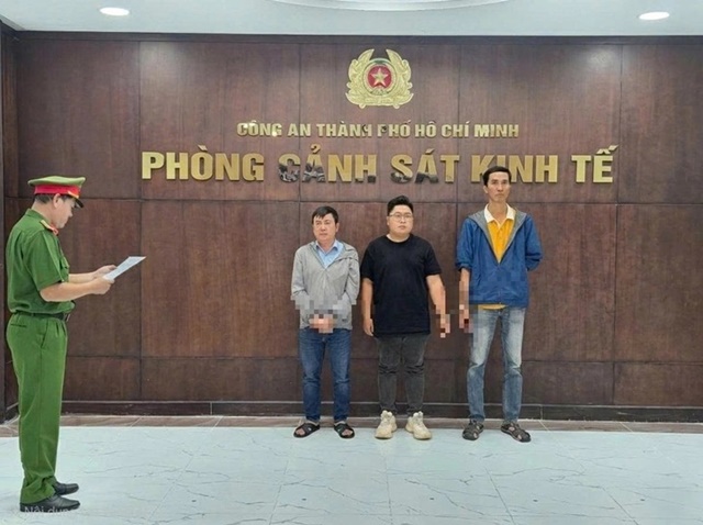 Bắt đội trưởng v&agrave; nh&acirc;n vi&ecirc;n Trung t&acirc;m hỏa t&aacute;ng B&igrave;nh Hưng H&ograve;a trục lợi tr&ecirc;n nỗi đau của người d&acirc;n trong dịch Covid-19