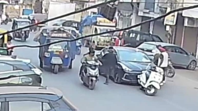 Camera ghi lại cảnh nh&oacute;m đ&agrave;n &ocirc;ng chặn xe &ocirc; t&ocirc;, bắt c&oacute;c người phụ nữ ngay giữa phố khiến nhiều người r&ugrave;ng m&igrave;nh