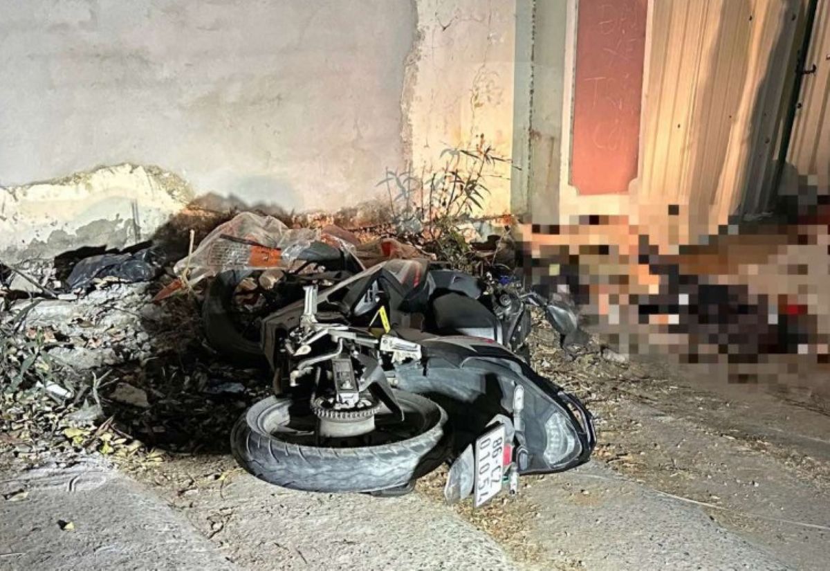 Danh t&iacute;nh người đ&agrave;n &ocirc;ng tử vong b&iacute; ẩn tr&ecirc;n đường Hồ Xu&acirc;n Hương, b&ecirc;n cạnh l&agrave; chiếc xe c&ograve;n nguy&ecirc;n vẹn