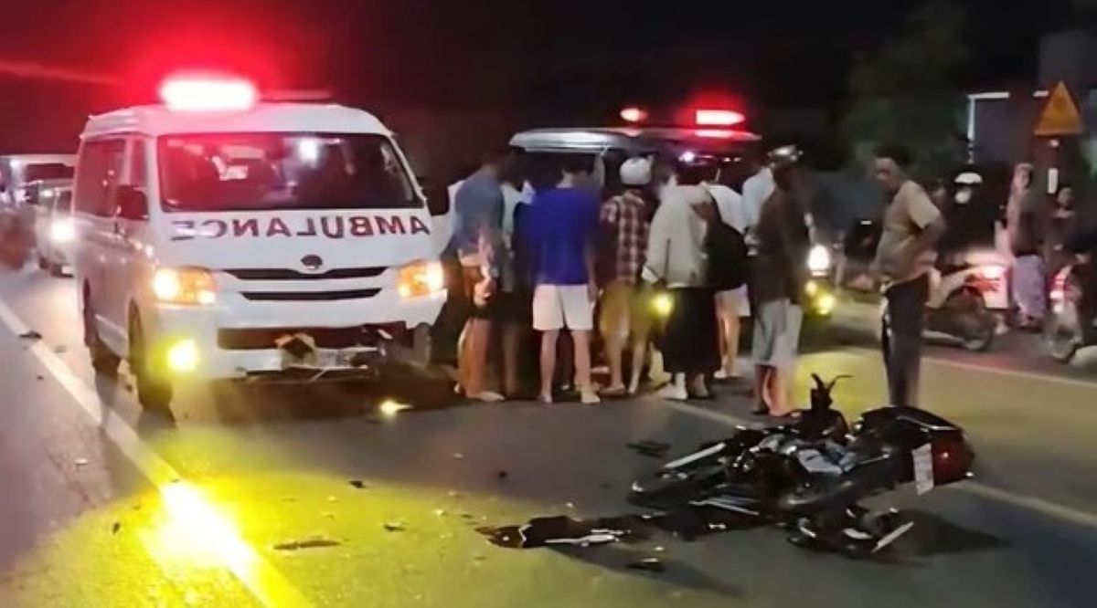 Hiện trường \'tan n&aacute;t\' vụ tai nạn giữa xe cứu thương v&agrave; xe m&aacute;y khiến 2 người tử vong thương t&acirc;m