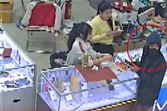Đ&atilde; truy ra danh t&iacute;nh nam thanh ni&ecirc;n vượt hơn 200km, bịt mặt, giả vờ mua rồi cướp lu&ocirc;n điện thoại iPhone 17 Pro Max
