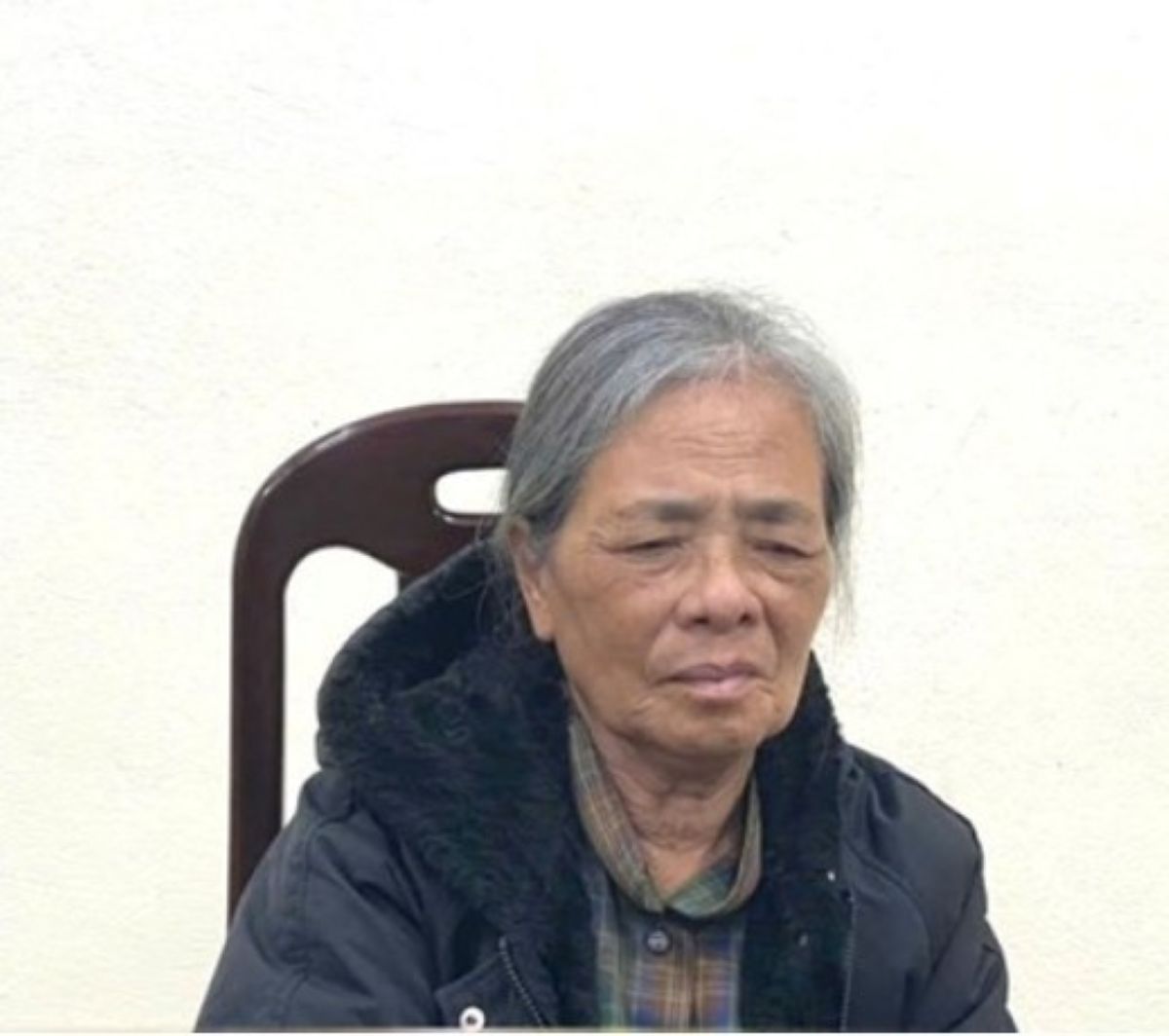 Đ&atilde; bắt được b&agrave; cụ 76 tuổi sau gần 25 năm lẩn trốn v&igrave; h&agrave;nh vi lừa đảo cả trăm triệu do b&aacute;n tạp h&oacute;a lỗ