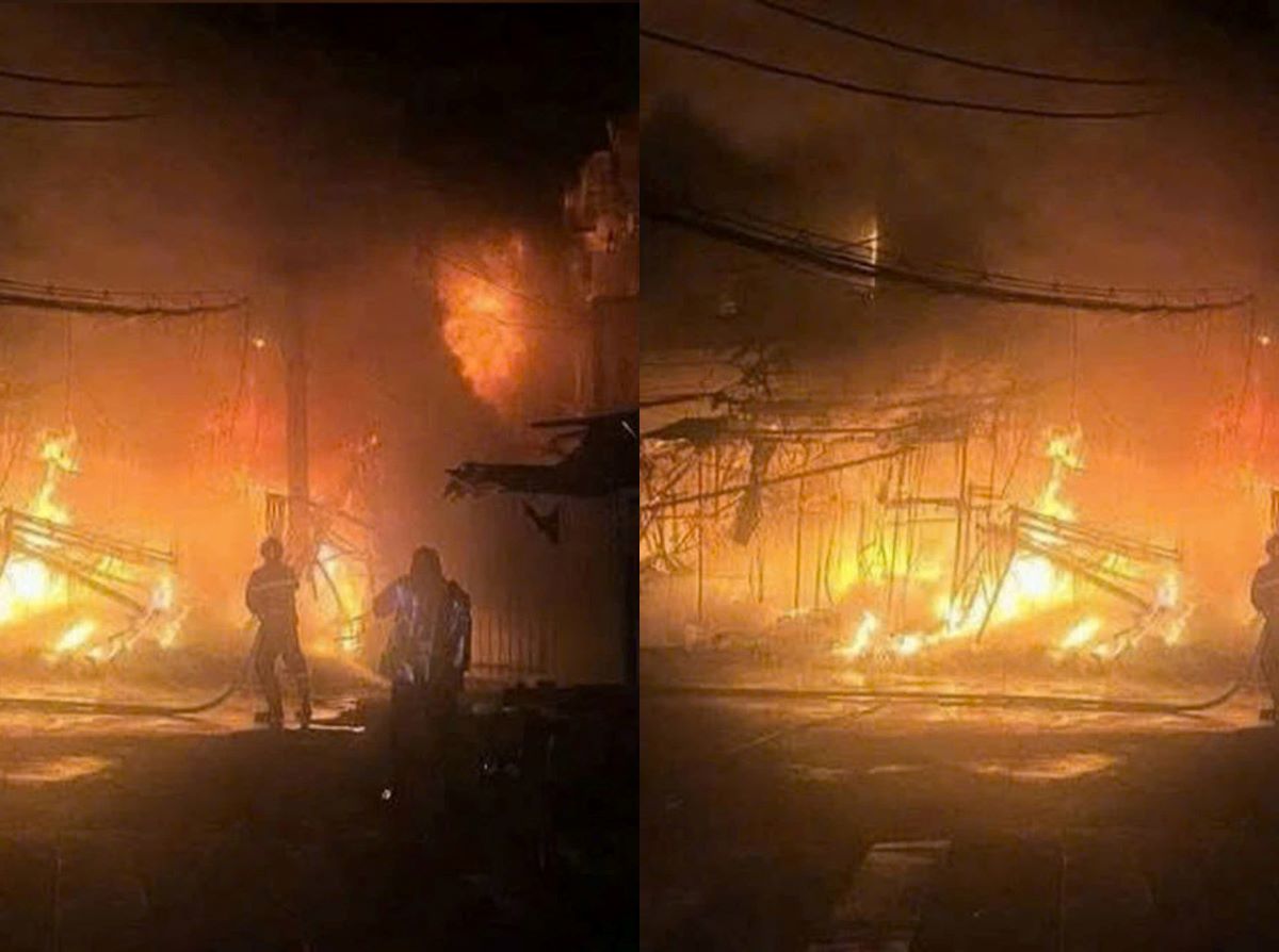 Hiện trường tan hoang vụ ch&aacute;y cửa h&agrave;ng ở khu chợ TPHCM: Nguồn cơn từ 1 vật liệu đ&aacute;ng ngờ