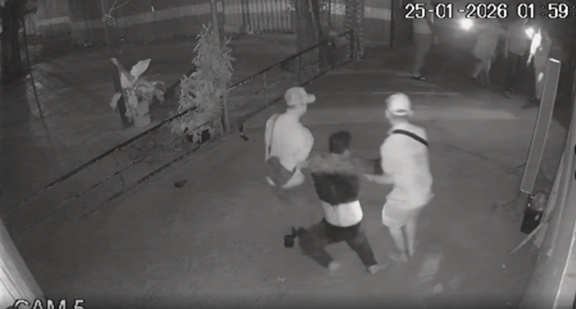 Clip r&uacute;ng động: Nam thanh ni&ecirc;n bị đ&aacute;nh gục ngay trong nh&agrave; d&acirc;n, camera phơi b&agrave;y tất cả