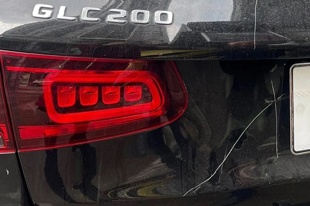H&eacute; lộ mức bồi thường &lsquo;giật m&igrave;nh&rsquo; chủ nh&agrave; phải trả cho chủ xe Mercedes GLC 200 bị đập ph&aacute;, c&agrave;o xước