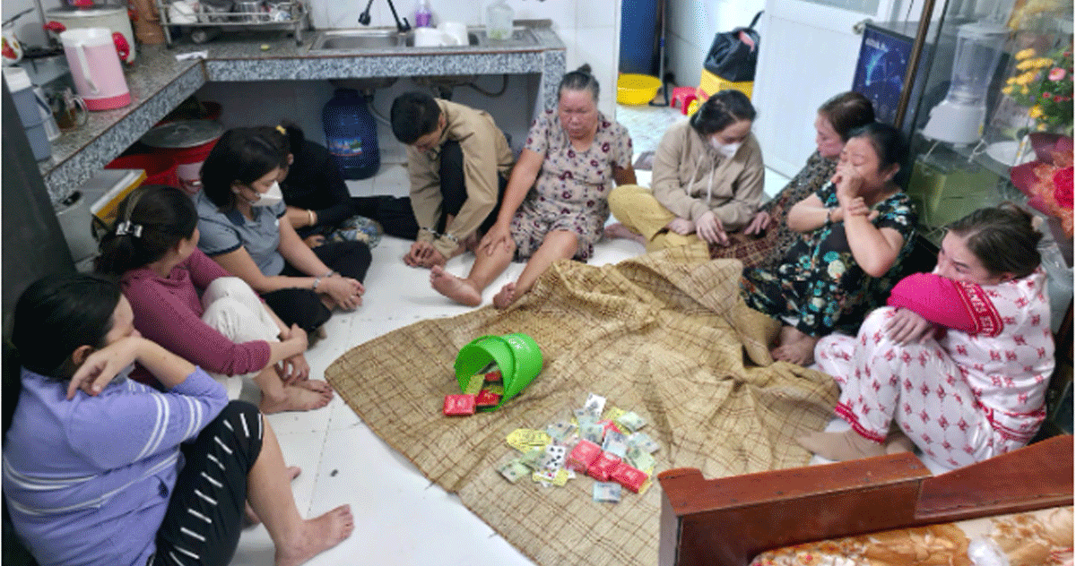 9 người phụ nữ bị bắt giữ khi đang s&aacute;t phạt c&ugrave;ng 1 nam thanh ni&ecirc;n: Số tiền thu giữ tại hiện trường?