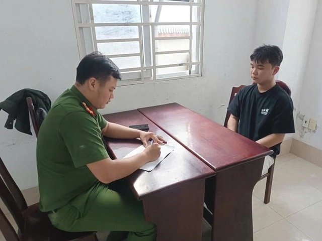 Danh t&iacute;nh nam thanh ni&ecirc;n t&aacute;o tợn kề dao đe dọa chủ cửa h&agrave;ng cầm đồ, h&eacute; lộ l&yacute; do &lsquo;l&agrave;m liều&rsquo;