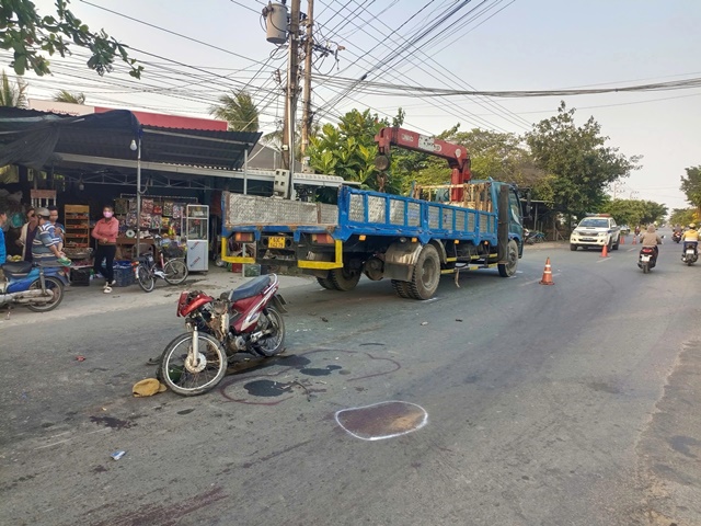 Hiện trường &aacute;m ảnh vụ xe tải cẩu va chạm với xe m&aacute;y khiến người đ&agrave;n &ocirc;ng tử vong, xe m&aacute;y hư hỏng nặng