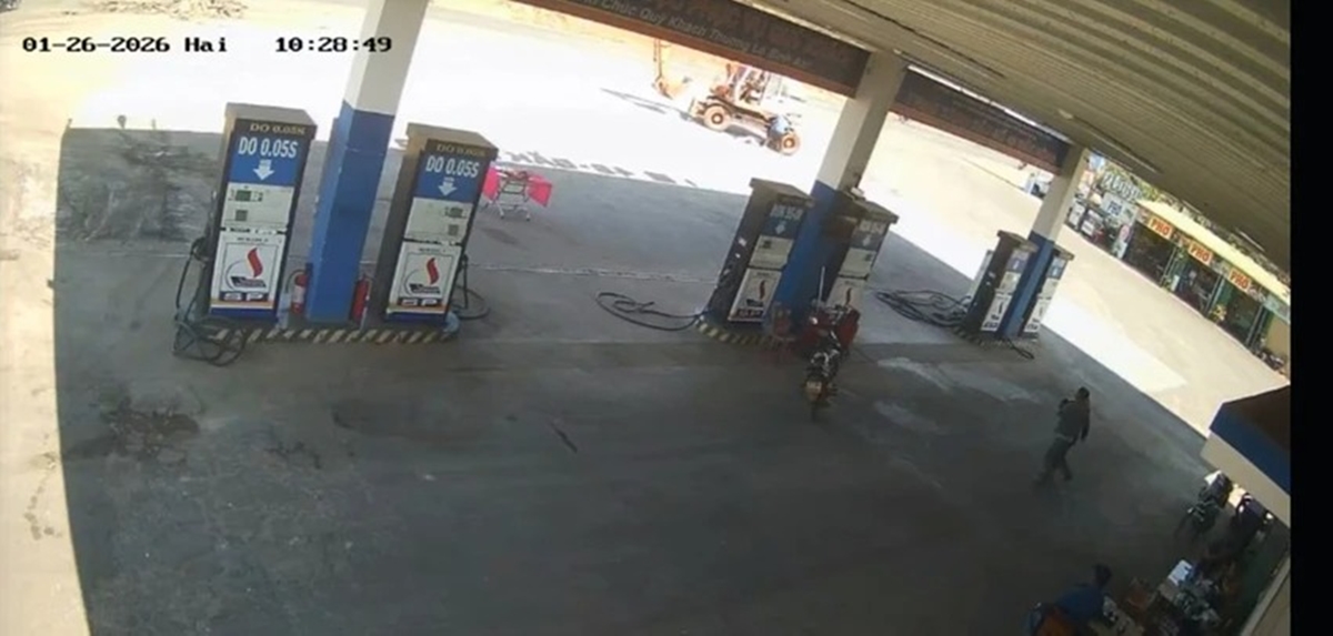 Tr&iacute;ch xuất camera vụ chủ c&acirc;y xăng bị m&aacute;y x&uacute;c c&aacute;n tử vong ở L&acirc;m Đồng, &aacute;m ảnh gi&acirc;y ph&uacute;t kinh ho&agrave;ng