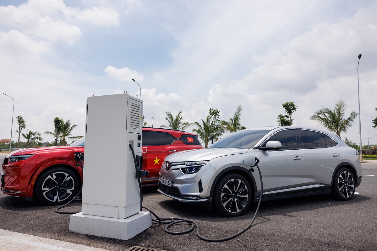 Chạy cả chục ngh&igrave;n km, pin &lsquo;vẫn như mới&rsquo;: L&yacute; do người d&ugrave;ng Việt ng&agrave;y c&agrave;ng ưu ti&ecirc;n xe điện VinFast