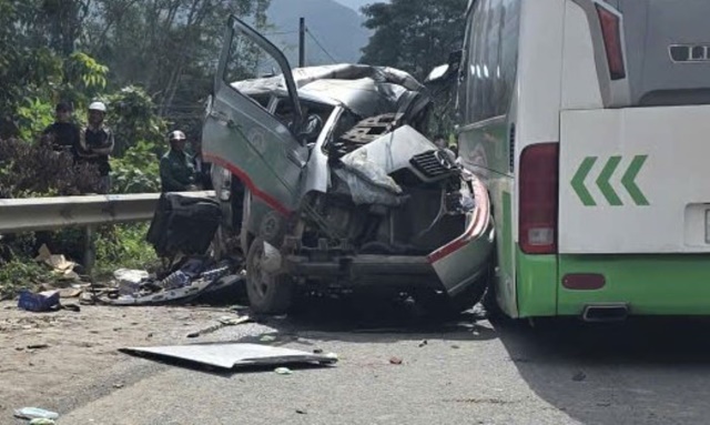 Hiện trường vụ tai nạn giao th&ocirc;ng nghi&ecirc;m trọng giữa xe giường nằm v&agrave; xe &ocirc; t&ocirc; khiến 5 người thương vong, &ocirc; t&ocirc; bẹp d&uacute;m