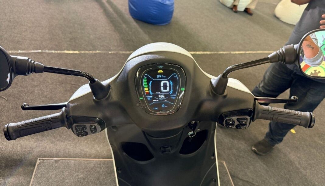 &lsquo;Cơn &aacute;c mộng' của Honda Vision đ&atilde; cập bến đại l&yacute;, &lsquo;g&acirc;y sốt&rsquo; với gi&aacute; 21 triệu đồng rẻ như Wave Alpha ảnh 3