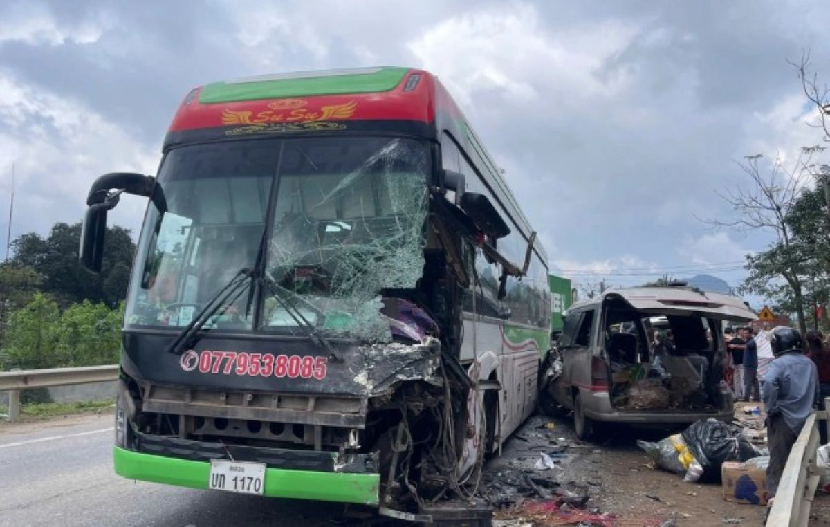 Hiện trường đổ n&aacute;t vụ xe kh&aacute;ch giường nằm v&agrave; &ocirc; t&ocirc; con đ&acirc;m thẳng v&agrave;o nhau: 2 người tử vong thương t&acirc;m