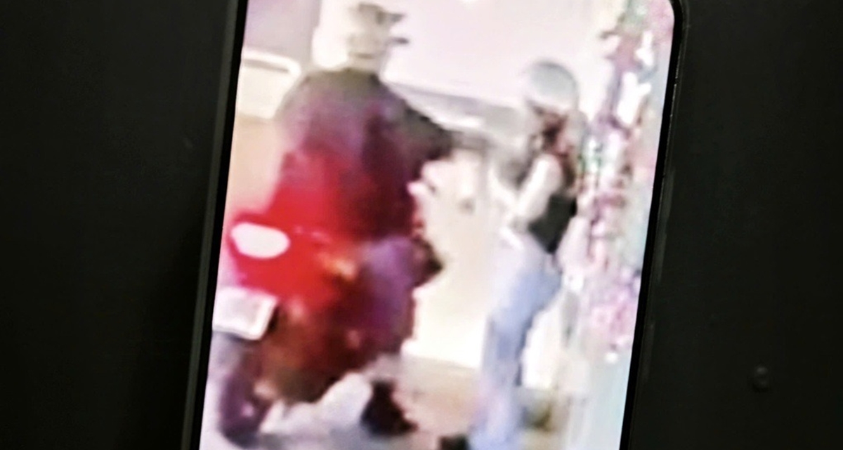 Tr&iacute;ch xuất camera vụ c&ocirc; g&aacute;i tố bị g&atilde; đ&agrave;n &ocirc;ng lạ quấy rối khi chờ bạn, h&eacute; lộ đặc điểm của đối tượng