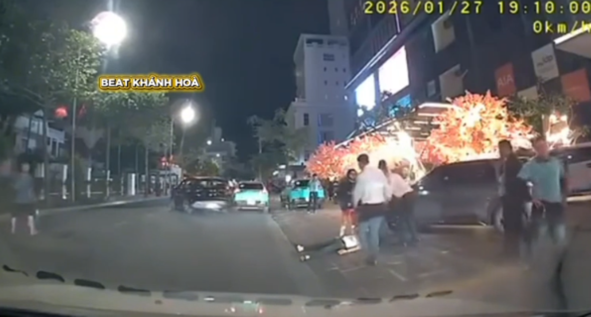 M&acirc;u thuẫn giữa t&agrave;i xế taxi c&ocirc;ng nghệ, một người đ&agrave;n &ocirc;ng bị đấm gục ngay trước trung t&acirc;m thương mại