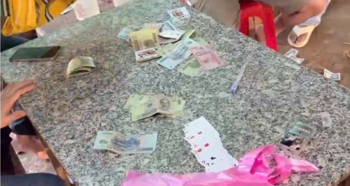 Đồng Nai: Tụ tập đ&aacute;nh bạc giữa qu&aacute;n c&agrave; ph&ecirc;, 5 người bị c&ocirc;ng an &lsquo;t&oacute;m gọn&rsquo;