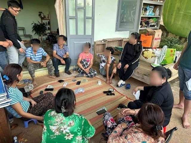 Bắt quả tang 6 người phụ nữ v&agrave; 3 người đ&agrave;n &ocirc;ng đang l&agrave;m chuyện đ&aacute;ng xấu hổ trong vườn sầu ri&ecirc;ng