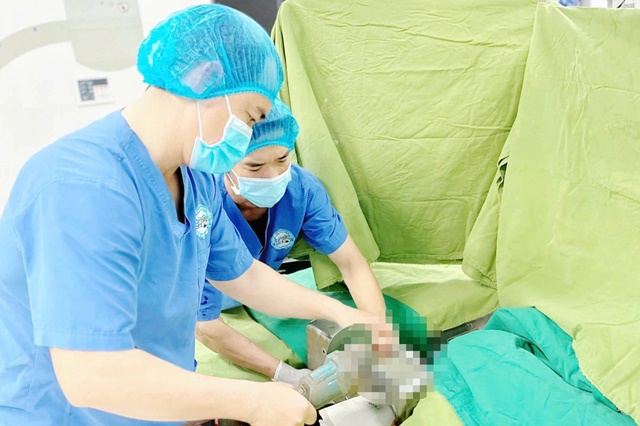 Đang l&agrave;m việc, người đ&agrave;n &ocirc;ng bị cuốn cả b&agrave;n tay v&agrave;o m&aacute;y xay thịt, nhập viện trong t&igrave;nh trạng m&aacute;y xay tr&ecirc;n tay