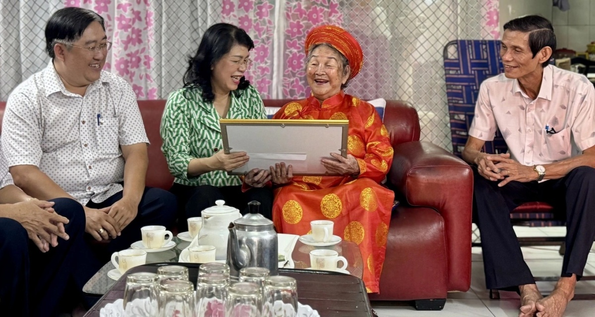 TP.HCM chi tiền triệu, tặng cả kh&aacute;nh v&agrave;ng cho người tr&ograve;n 100 tuổi: Ch&iacute;nh s&aacute;ch mừng thọ mới g&acirc;y ch&uacute; &yacute;