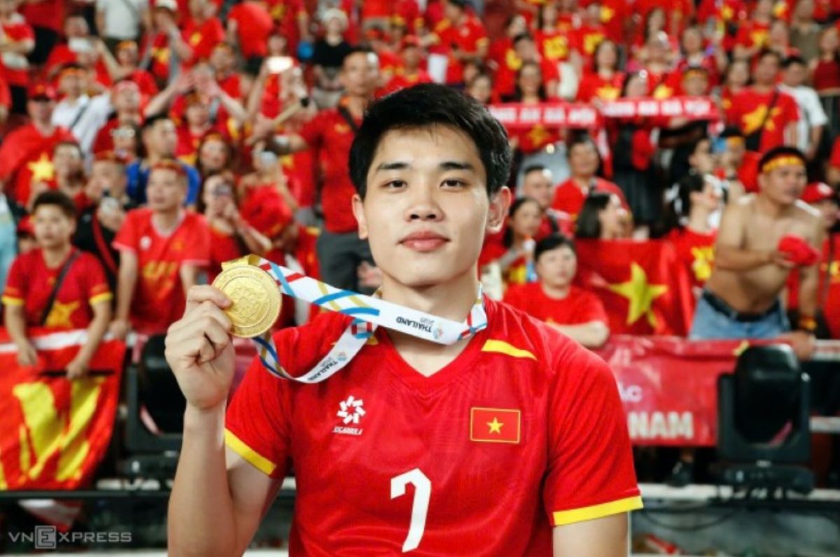 Từ cậu b&eacute; &ocirc;m b&oacute;ng đ&aacute; ch&acirc;n đất đến \'Vua ph&aacute; lưới\' U23 ch&acirc;u &Aacute;: C&ocirc; gi&aacute;o Đ&igrave;nh Bắc kể c&acirc;u chuyện x&uacute;c động