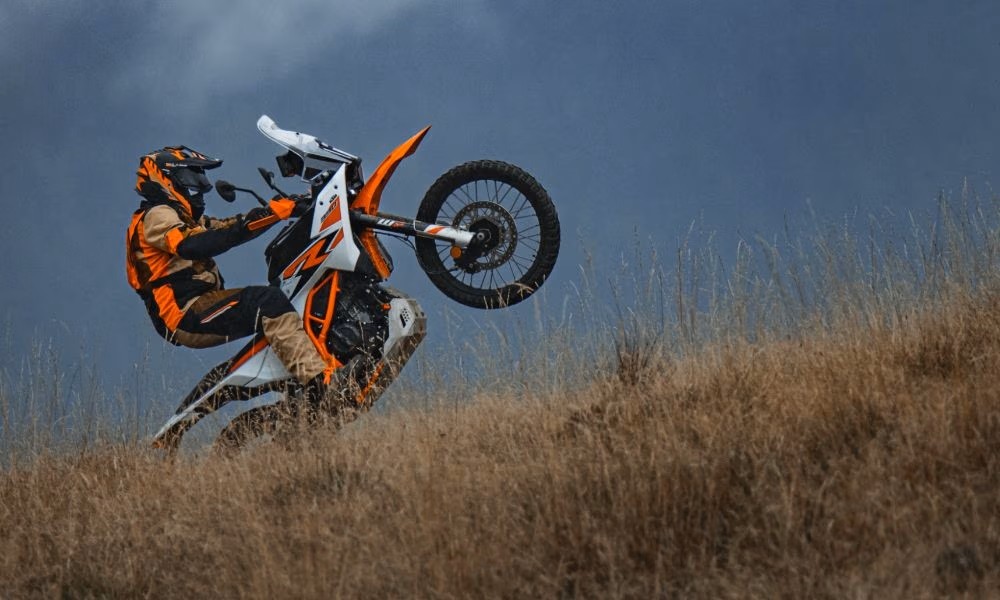 &lsquo;Vua c&ocirc;n tay&rsquo; 399cc mới ra mắt với gi&aacute; cực rẻ: Đẹp &aacute;t v&iacute;a Honda Winner R, mạnh &aacute;p đảo Yamaha Exciter ảnh 1