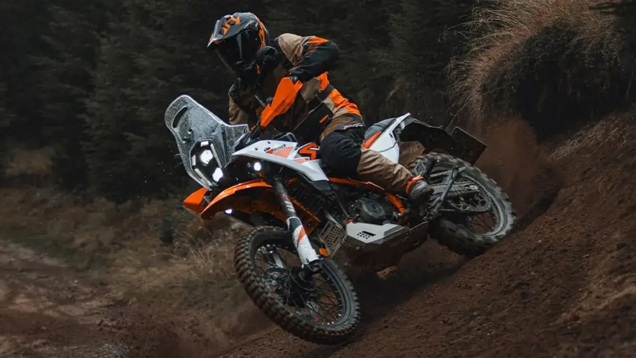 &lsquo;Vua c&ocirc;n tay&rsquo; 399cc mới ra mắt với gi&aacute; cực rẻ: Đẹp &aacute;t v&iacute;a Honda Winner R, mạnh &aacute;p đảo Yamaha Exciter ảnh 2