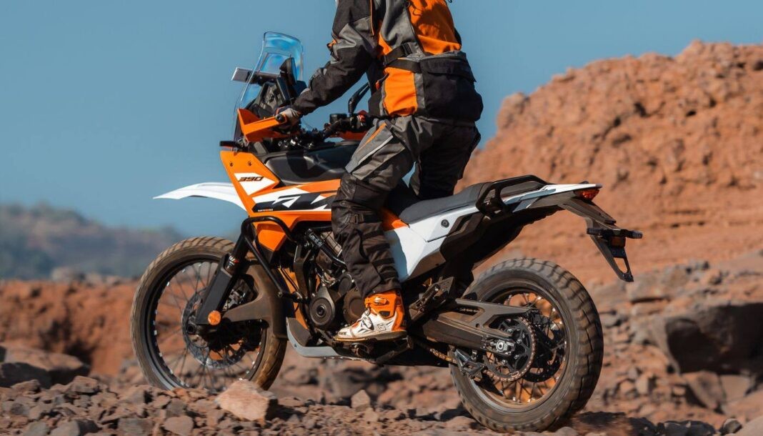 &lsquo;Vua c&ocirc;n tay&rsquo; 399cc mới ra mắt với gi&aacute; cực rẻ: Đẹp &aacute;t v&iacute;a Honda Winner R, mạnh &aacute;p đảo Yamaha Exciter ảnh 5