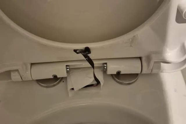 Người phụ nữ sốc khi ph&aacute;t hiện camera quay l&eacute;n giấu ở bồn cầu chuỗi nh&agrave; h&agrave;ng nổi tiếng