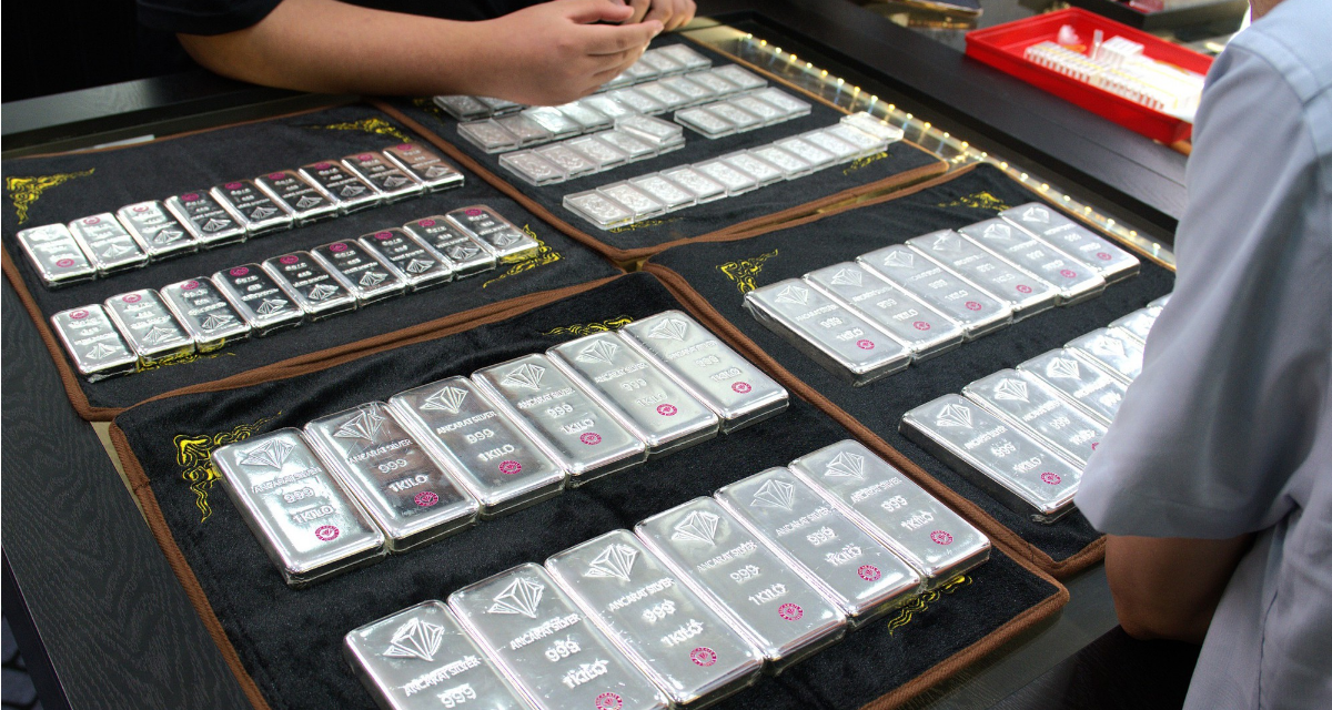 Gi&aacute; bạc lao dốc mạnh, trượt s&acirc;u theo v&agrave;ng