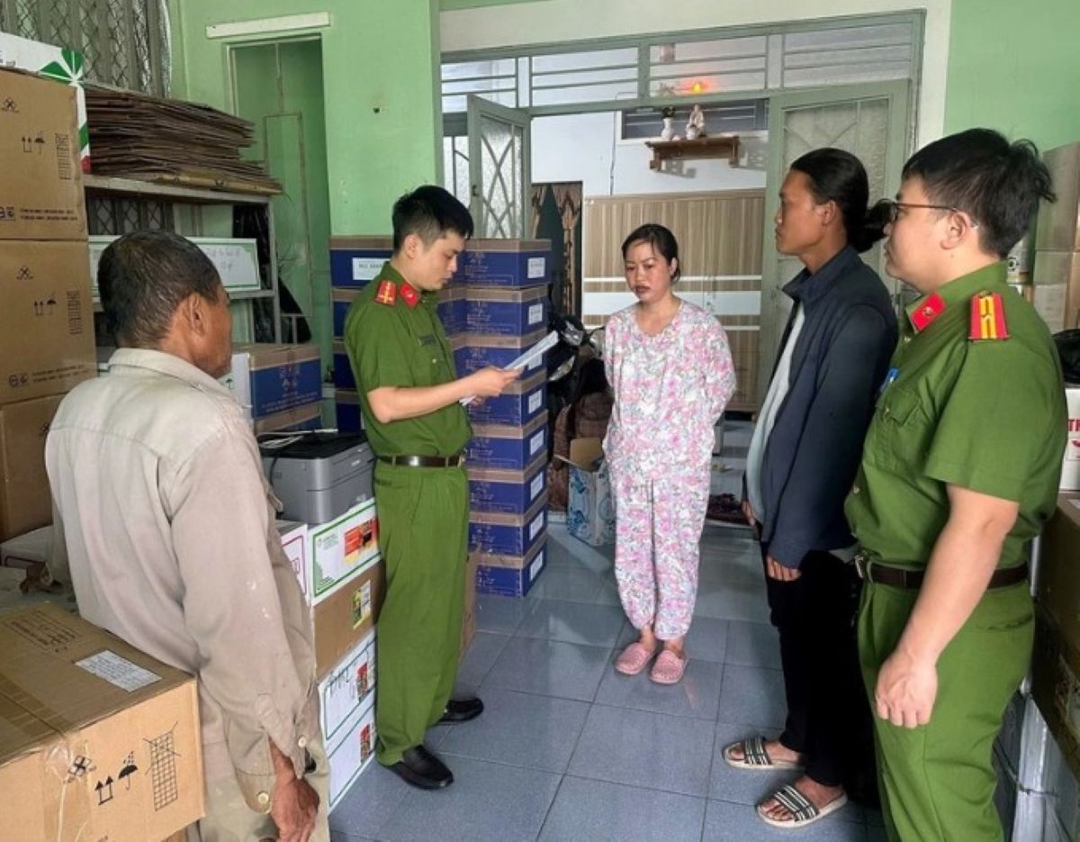 Ph&aacute; đường d&acirc;y bu&ocirc;n thuốc bảo vệ thực vật giả, thu hơn 21.000 sản phẩm: \'B&agrave; tr&ugrave;m\' chịu &aacute;n 20 năm t&ugrave;?