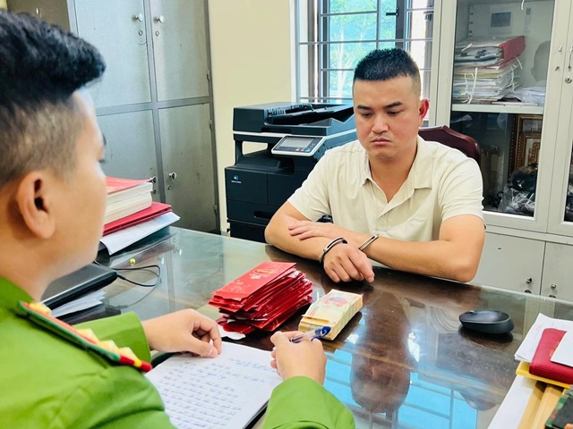 Danh t&iacute;nh nam thanh ni&ecirc;n trộm tiền của đo&agrave;n thiện nguyện đang trao qu&agrave; cho học sinh