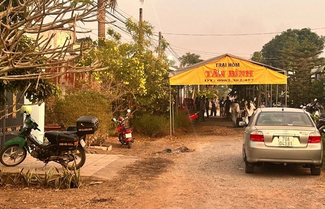 Ph&aacute;t hiện đ&ocirc;i t&igrave;nh nh&acirc;n tử vong trong t&igrave;nh trạng kh&ocirc;ng mặc g&igrave;, tr&ecirc;n người c&oacute; nhiều vết đ&acirc;m, h&eacute; lộ nguồn cơn r&ugrave;ng m&igrave;nh