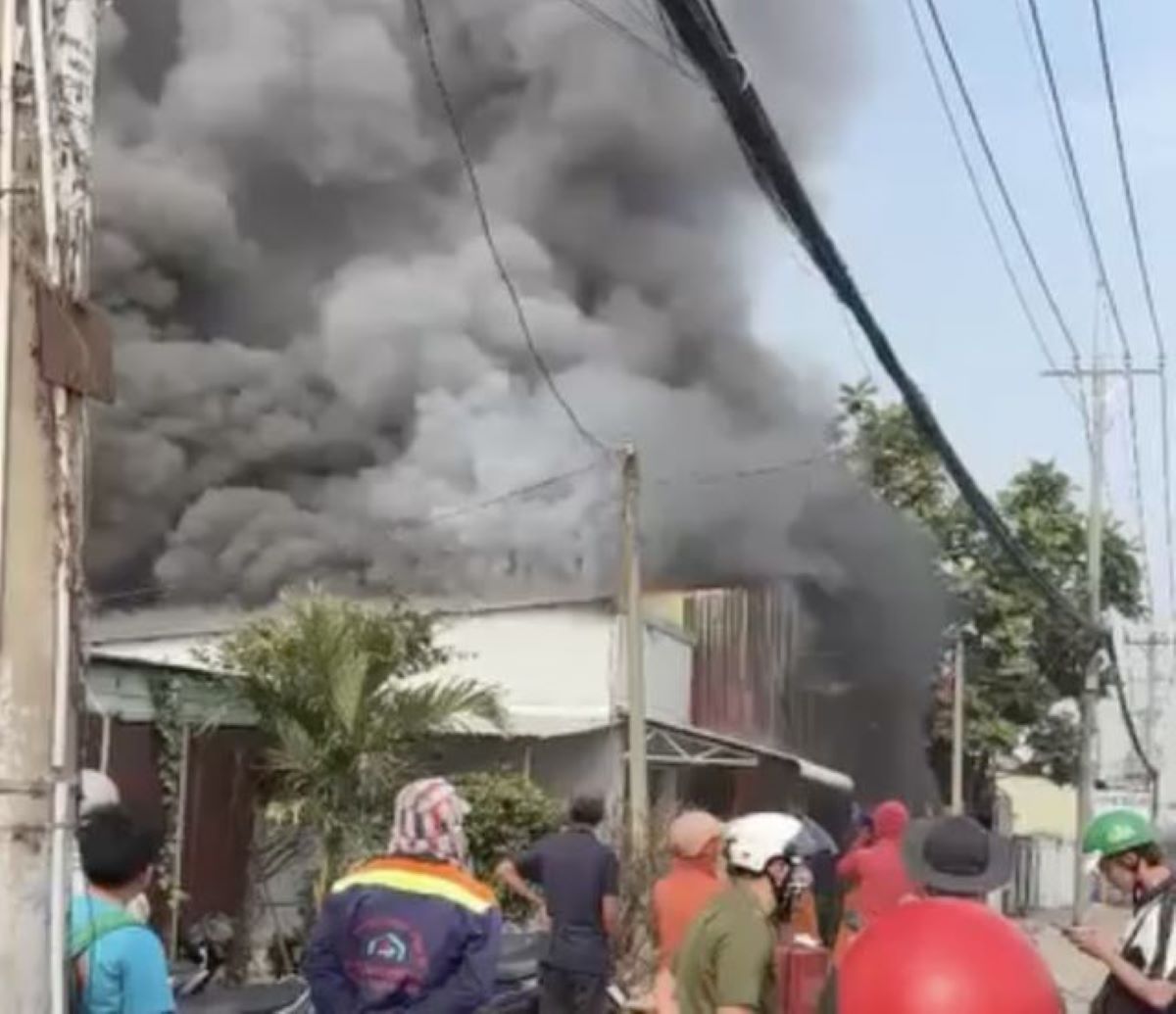 TP.HCM: Cận cảnh hiện trường vụ ch&aacute;y nh&agrave; d&acirc;n, kh&oacute;i đen m&ugrave; mịt bao tr&ugrave;m