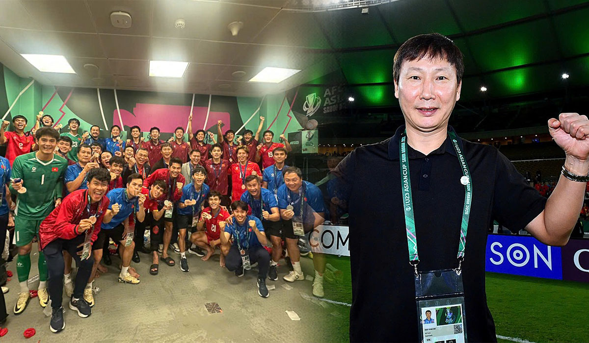 Tuyển qu&acirc;n cho ĐT Việt Nam quyết đấu Malaysia, HLV Kim Sang-sik bất ngờ nhận \'m&oacute;n qu&agrave; lớn\'