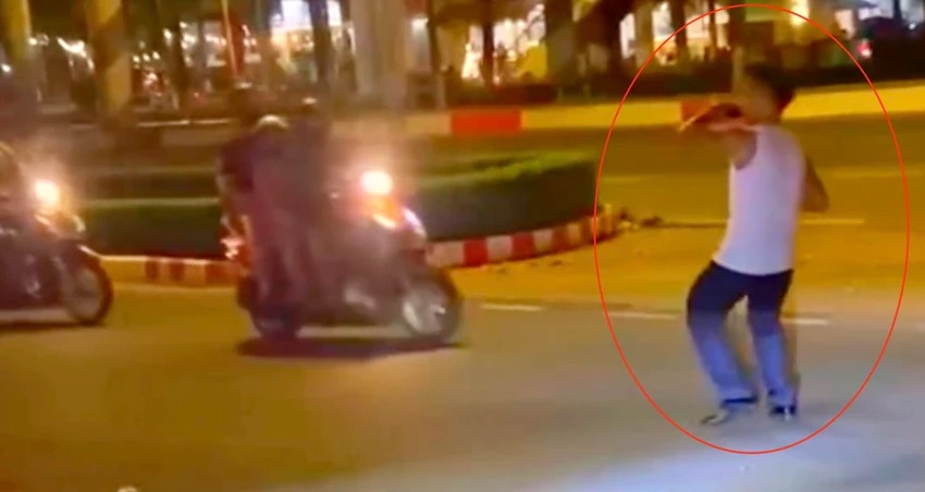 Lời khai Việt kiều Mỹ vừa về nước l&ocirc;i loa kẹo k&eacute;o ra nhảy nh&oacute;t giữa đường đ&ocirc;ng xe