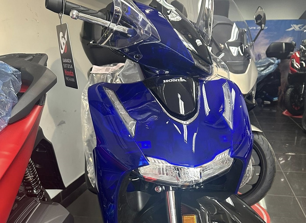 Tin xe m&aacute;y 1/2: Honda SH 125i phi&ecirc;n bản 2026 mở b&aacute;n tại đại l&yacute;, m&agrave;u sắc n&eacute;t căng, c&oacute; ABS, gi&aacute; dễ mua