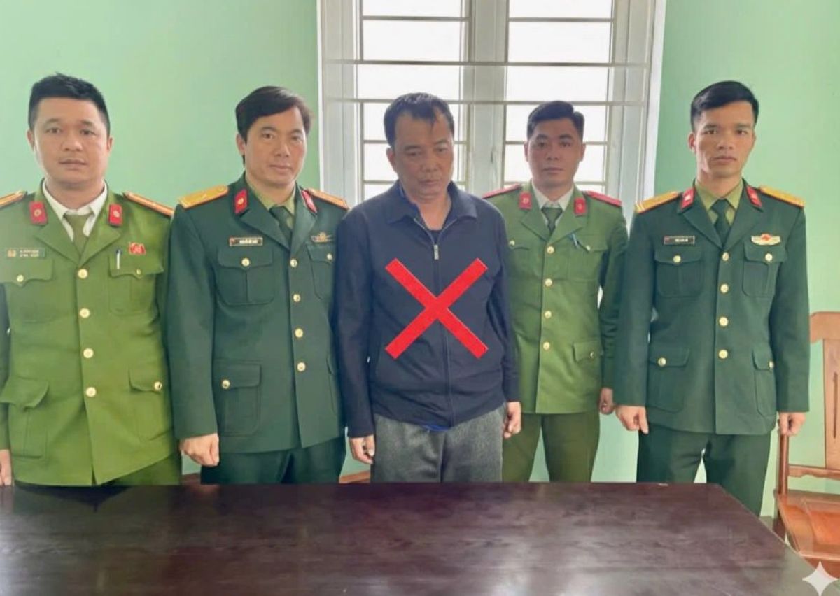 C&uacute; \'lộ mặt\' sau 30 năm trốn truy n&atilde;: 1 đối tượng bị c&ocirc;ng an phường bắt giữ, b&agrave;n giao Bộ Quốc ph&ograve;ng