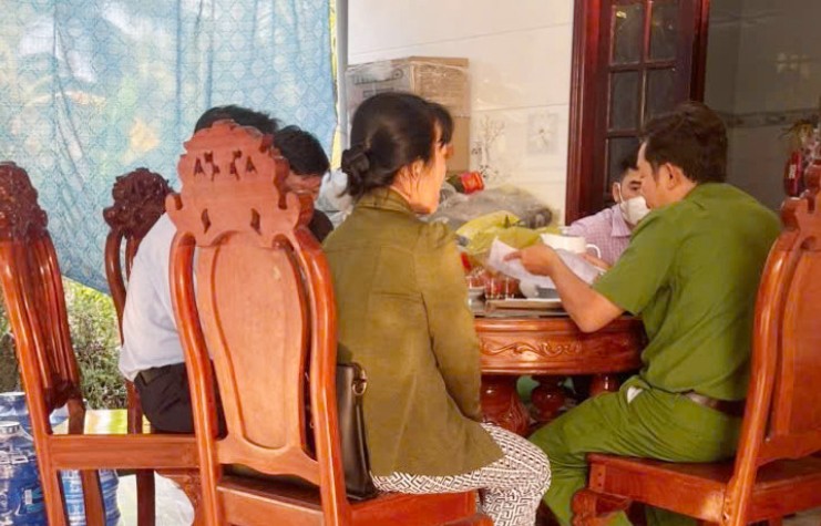 Đồng Th&aacute;p: Điều tra nguy&ecirc;n nh&acirc;n 2 người tử vong, 3 người cấp cứu sau khi uống rượu ng&acirc;m d&acirc;y mỏ quạ