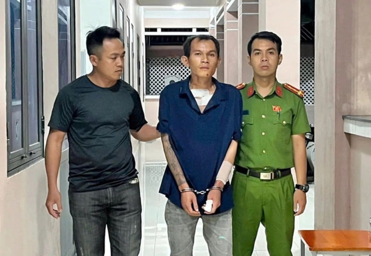 Lời khai lạnh người của kẻ s&aacute;t hại c&ocirc;ng an rồi thản nhi&ecirc;n về nh&agrave; tắm rửa, thay đồ d&iacute;nh m&aacute;u