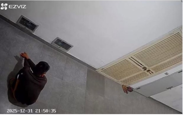 X&ocirc;n xao h&igrave;nh ảnh người đ&agrave;n &ocirc;ng cởi quần đi vệ sinh ngay trước cửa nh&agrave; h&agrave;ng x&oacute;m tại chung cư ở H&agrave; Nội, nghi do m&acirc;u thuẫn