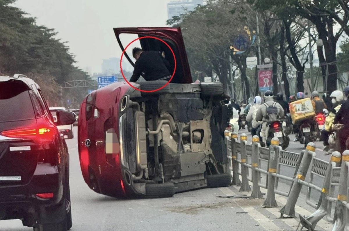 H&agrave; Nội: &Ocirc; t&ocirc; đ&acirc;m dải ph&acirc;n c&aacute;ch rồi lật ngửa, phản ứng bất ngờ của t&agrave;i xế tại hiện trường